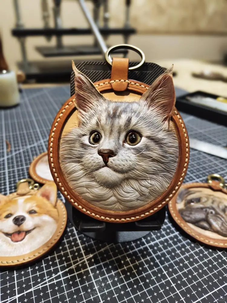 1040g00831edh80pu0e5g5n65n304k78vlg9v2v0nddftwltehjpg3 Luckypeti Custom Round Pet Leather Keychain Diameter 9cm - 图片 1